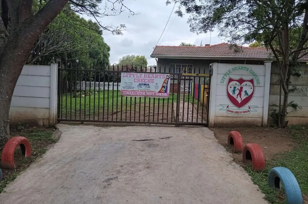 Entrance to the Little Hearts Carbis Road branch